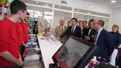 Barajas abre la primera cafetería municipal gestionada por personas con discapacidad