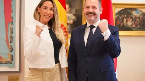 El consejero De Paco Serrano junto a la boxeadora  campeona de peso pluma Jennifer Miranda - Foto Comunidad de Madrid