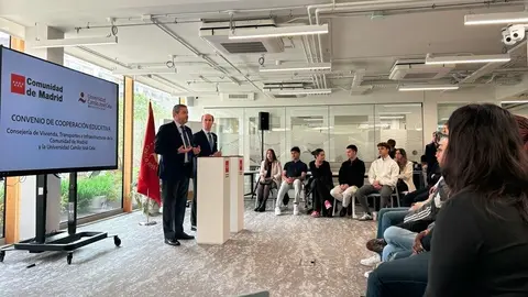 El consejero Rodrigo, en su visita a  la Universidad Camilo José Cela - Foto Comunidad de Madrid