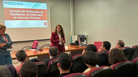 La consejera Fátima Matute, durante una sesión informativa en la capital con los 60 residentes de esta 
especialidad - Foto Comunidad de Madrid