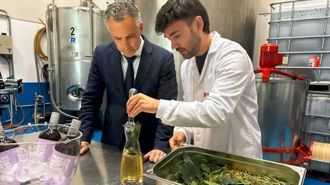 El consejero Novillo, en su visita a la fábrica de Licores  Trampero en Alcalá de Henares - Foto Comunidad de Madrid