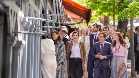 La Cuesta de Moyano celebra su centenario como “la calle más leída de Madrid” con la visita de la reina Letizia