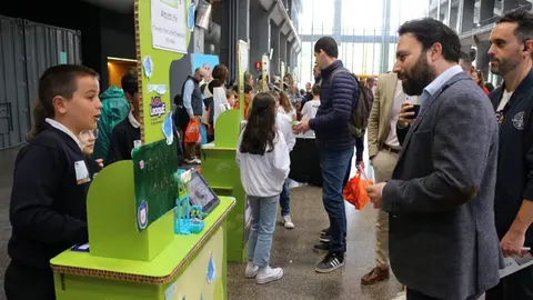 El concejal delegado de Innovación y Emprendimiento, Ángel Niño, visitando lso stands de la MBA League en La Nave - Ayuntamiento de Madrid