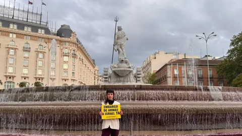Fuente de Neptuno, teñida de rojo para marcar el corazón de la manifestación del 10 d e mayo en Madrid contra el genocidio en Gaza.