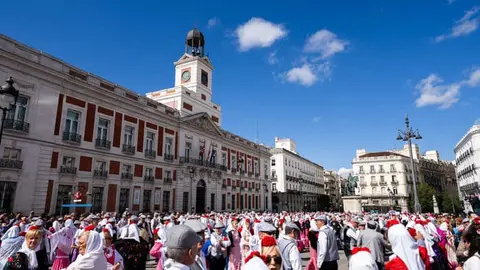 Madrid celebra el pasacalles más castizo de San Isidro con más de 450 chulapos y chulapas