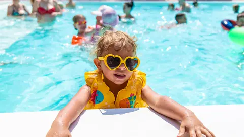 Niños en una piscina | 123RF/Yanadjana