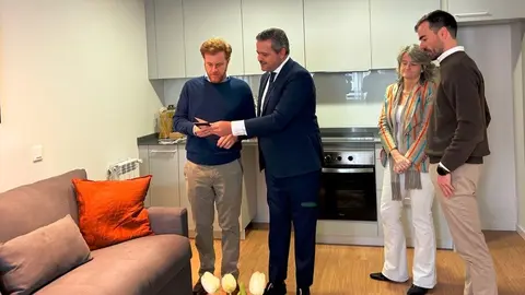 El consejero Rodrigo, en su visita a una promoción de pisos de alquiler asequible en el Ensanche de Vallecas - Foto Comunidad de Madrid