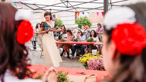 Sesiones del taller de ramilletes de flores organizado en la plazuela de Santiago - Foto Ayuntamiento de Madrid