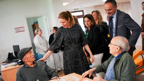 La consejera Dávila, en su visita al nuevo Centro de Día de Móstoles - Foto Comunidad de Madrid