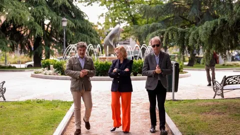La delegada de Obras y Equipamientos, Paloma García Romero, y el concejal de Barajas, Juan Peña, en su visita  a la  la plaza de Pajarones - Foto Ayuntamiento de Madrid