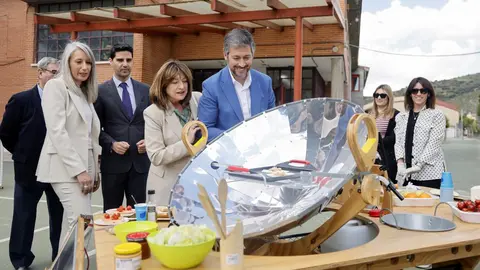 Los consejeros García Martín y, en el CEIP Nuestra Señora del Castillo de Perales de Tajuña - Foto Comunidad de Madrid