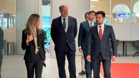 El consejero López-Valverde, durante su encuentro con el  director general de National Information Technologies - Foto Comunidad de Madrid