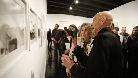 Más de 200 imágenes de Joel Meyerowitz capturan la Europa de los 60 en una muestra del Fernán Gómez dentro de PHotoESPAÑA 2025.