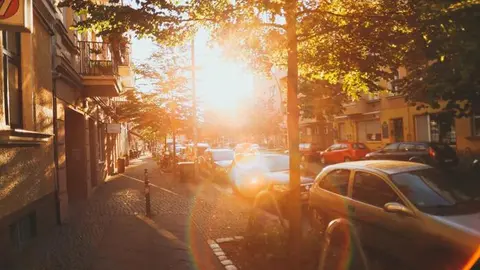 Coches al sol en una calle de Madrid | Foto de la Comunidad de Madrid