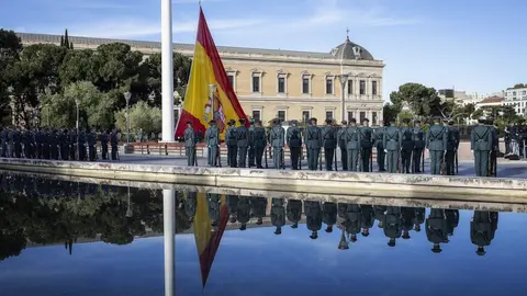 Izado de la bandera en los jardines del Descubrimiento por San Isidro
