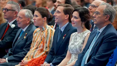 Isabel Díaz Ayuso y José Luis Martínez-Almeida, en el acto de entrega de las  Distinciones Honoríficas de la Ciudad de Madrid - Foto Comunidad de Madrid