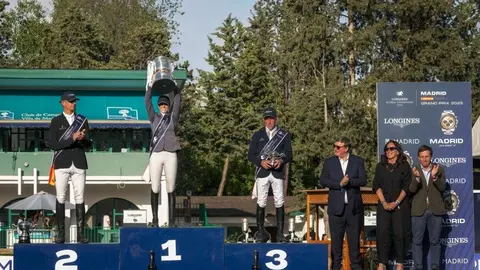 Almeida entrega el Gran Premio de Madrid del Longines Global Champions Tour a Ioli Mytilineou - Foto Ayuntamiento de Madrid