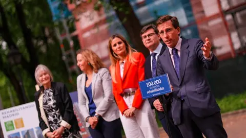 Almeida, durante la visita de esta mañana al barrio de Orcasitas - Foto Comunidad de Madrid