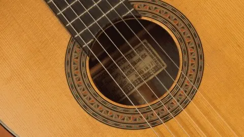 “La Inédita”, la guitarra que unió a Segovia y Santos Hernández, se subasta en París a favor de los niños con cáncer