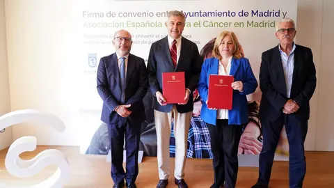 Sanz, en el acto de firma del convenio entre el Ayuntamiento y la AECC, celebrado este martes en las oficinas de la asociación