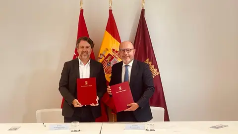 El delegado de Políticas Sociales Familia e Igualdad José Fernández y el gerente del hospital el doctor Javier Arcos-Foto Ayuntamiento de Madrid