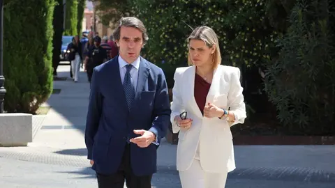 Judith Piquet y José María Aznar por las calles de Alcalá de Henares