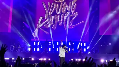 Myke Towers  durante un concierto