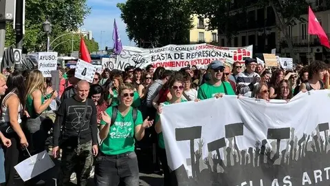 Miles de docentes y estudiantes claman en Madrid por una educación pública digna: “No más recortes”