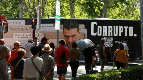 autobús Hazte Oir con lona retirada del Congreso