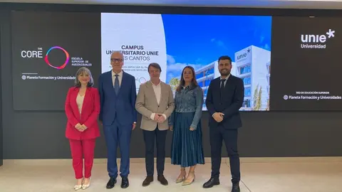 El alcalde y los representantes de ambas instituciones tras la firma del convenio