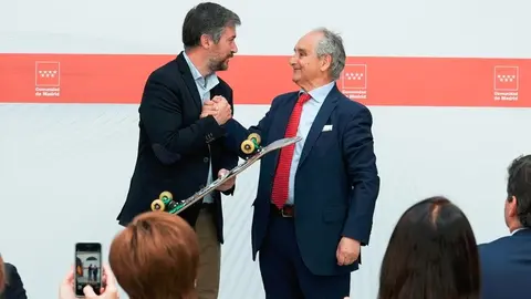 La Comunidad recibe el monopatín de Ignacio Echeverría - Foto Comunidad de Madrid