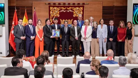 Almeida celebra en Cibeles el "hito histórico" del Rayo Vallecano tras su clasificación para la Conference League