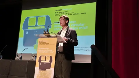 De izquierda a derecha: concejal delegado de limpieza y Zonas Verdes, José Antonio Martínez Páramo, y asistentes a la jornada Plastic Lab