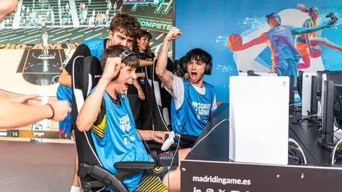 Jóvenes celebrando una victoria en Madrid in Game