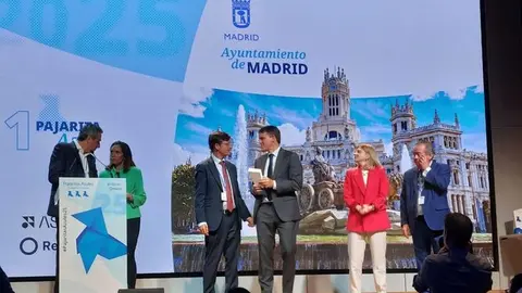 El concejal delegado de Limpieza y Zonas Verdes, José Antonio Martínez Páramo, durante la recogida del premio Pajarita Azul 2025 concedido al Ayuntamiento de Madrid