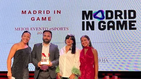 El concejal delegado de Innovación y Emprendimiento, Ángel Niño, recoge el premio al mejor proyecto de eSports en la gala Nebrija Event Awards