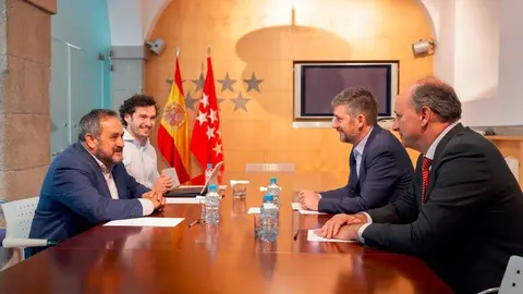 Los consejeros García Martín y López-Valverde, reunidos con Jerónimo López, alcalde de Cenicientos - Foto Comunidad de Madrid