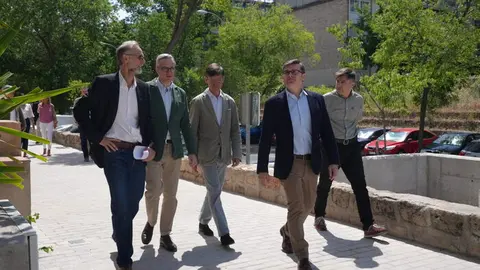 El delegado de Políticas de Vivienda y presidente de EMVS Madrid, Álvaro González, junto al concejal de FUencarral-El Pardo, José Antonio Martínez Páramo, durante su visita a las obras de rehabilitación urbana que EMVS Madrid está realizando en el ARRUR Poblado Dirigido de Fuencarral