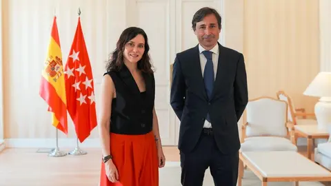 Isabel Díaz Ayuso, con el presidente de Microsoft España, Paco Salcedo - Foto Comunidad de Madrid