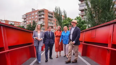 Almeida visita la nueva pasarela peatonal sobre la A-2 - Foto Ayuntamiento de Madrid