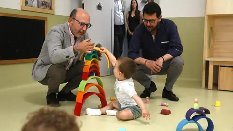 Fernández, durante su visita de este lunes a la Escuela Infantil Municipal José Gómez Gil - Foto Ayuntamiento de Madrid