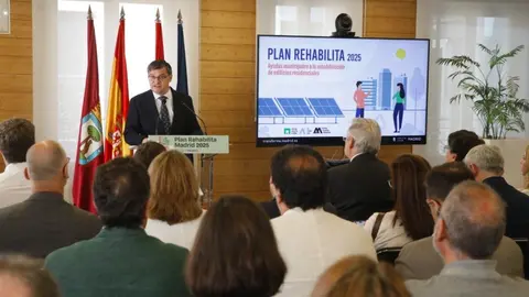 El delegado de Políticas de Vivienda, Álvaro González, durante la presentación del Plan Rehabilita 2025 - Foto Ayuntamiento de Madrid