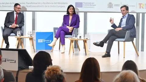 El alcalde de Madrid, José Luis Martínez-Almeida, junto a la alcaldesa de Santander, de presentación del proyecto CAREwell - Foto Ayuntamiento de Madrid