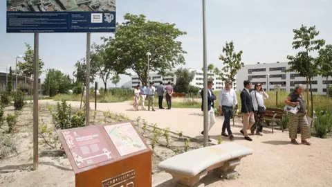 Páramo y Peña durante su visita al nuevo jardín mediterráneo en el distrito de Barajas - Foto Ayuntamiento de Madrid