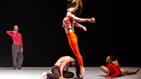 Tres imágenes de (c) Claudia Córdova de Todas esas cosas dentro de las cosas que llamamos escondidas en, que se representará en el Centro de Cultura Contemporánea Condeduque, los días 12 y 13 de junio