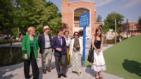 Almeida presenta la nueva plaza de San Cristóbal en Ciudad Pegaso