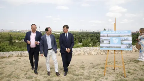 Carabante, Páramo y Pezuela durante la presentación de los paseos por los miradores verdes
