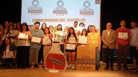 De izquierda a derecha: premiados Sello Madrid; el delegado de Políticas Sociales, Familia e Igualdad, José Fernández, y actuación durante la entrega de premios