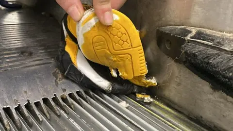 zapatilla destrozada - Metro Madrid