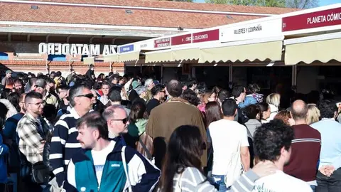 Visitantes en las casetas de la I Feria del Cómic de Madrid